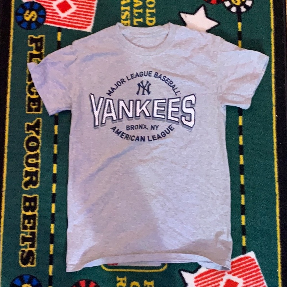 New York Yankees gray t-shirt
